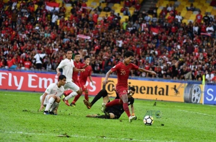 Penyerang timnas Indonesia U-16 Amiruddin Bagus (kanan) berusaha menendang bola ke gawang Iran dalam laga Grup C Piala Asia U-16 yang digelar di Stadion Nasional Bukit Jalil, Kuala Lumpur, Malaysia, Jumat (21/9/2018). Pertandingan itu sendiri dimenangkan Indonesia dengan skor 2-0. (ANTARA/HO/AFC)