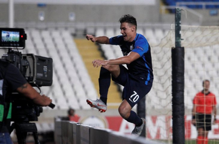 Aksi pemain FC Zurich, Benjamin Kololli melompati tembok pembatas stadion (@RealworldnewsN/Twitter)