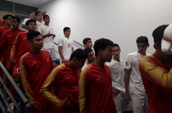 Pemain Timnas Indonesia U-16 dan Iran U-16 di lorong Stadion Nasional Bukit Jalil, Kuala Lumpur Malaysia di Piala Asia U-16, Jumat, (21/9/2018) (AFC)