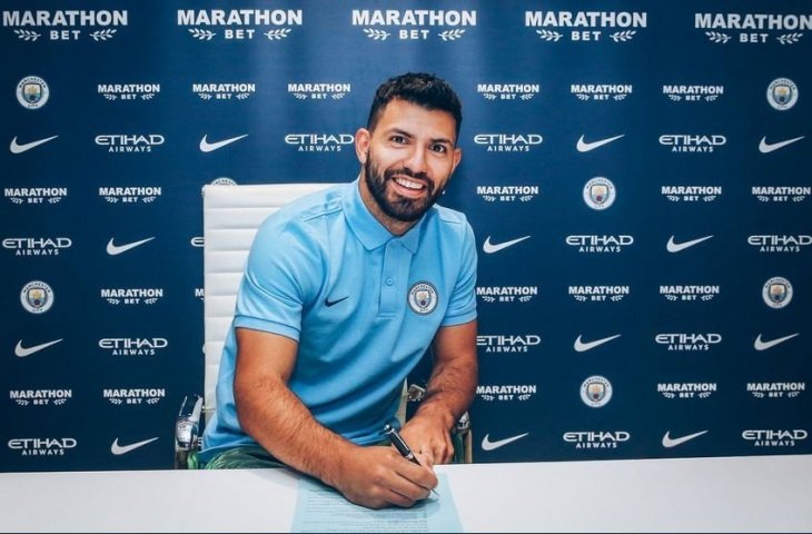 Sergio Aguero menandatangani kontrak baru untuk Manchester City (@TrollFootball/Twitter)