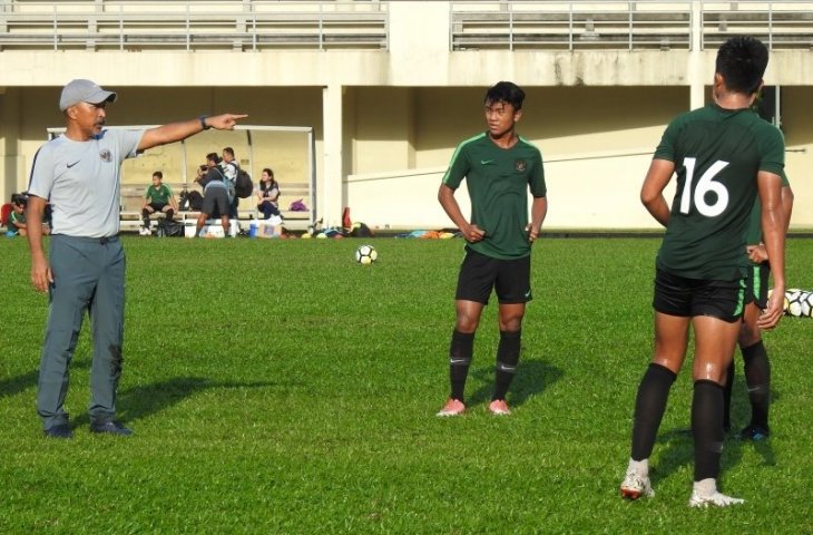 Pelatih Timnas Indonesia U-16, Fakhri Husaini memimpin latihan jelang melawan timnas Vietnam U-16 di Piala Asia U-16 (pssi)