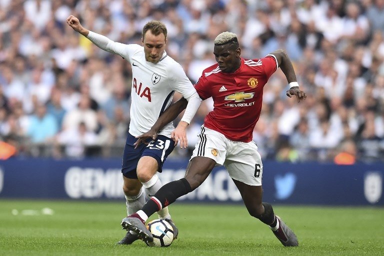 Paul Pogba saat perebutan bola dengan Christian Eriksen di semifinal Piala FA pada 21 April 2018 (Glyn Kirk/AFP)