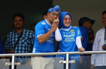 Cantiknya Istri Ridwan Kamil saat Saksikan Laga Persib Bandung