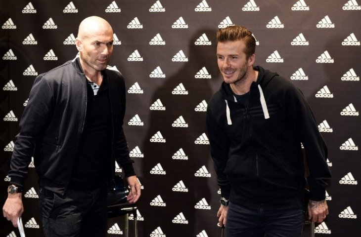 Zinedine Zidane (kiri) dan David Beckham (kanan) saat berjumpa di Paris dalam acara sponsor pada 28 Februari 2013 (Franck Fife/AFP)