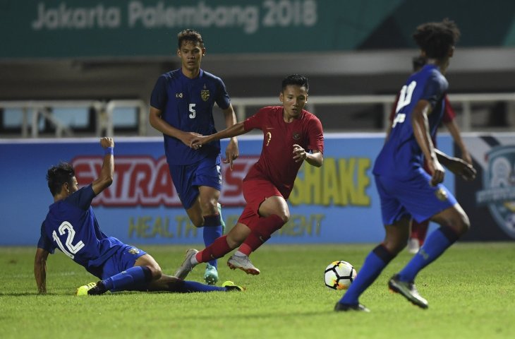 Pemain Timnas Indonesia U-19 Syahrian Abimanyu (kedua kanan) melewati hadangan pesepak bola Thailand U-19 Chaiwat Weerakijphanich (kiri) saat laga PSSI 88th U19 International Tournament di Stadion Pakansari, Cibinong, Bogor, Jawa Barat, Minggu (23/9). (ANTARA FOTO/Hafidz Mubarak A)