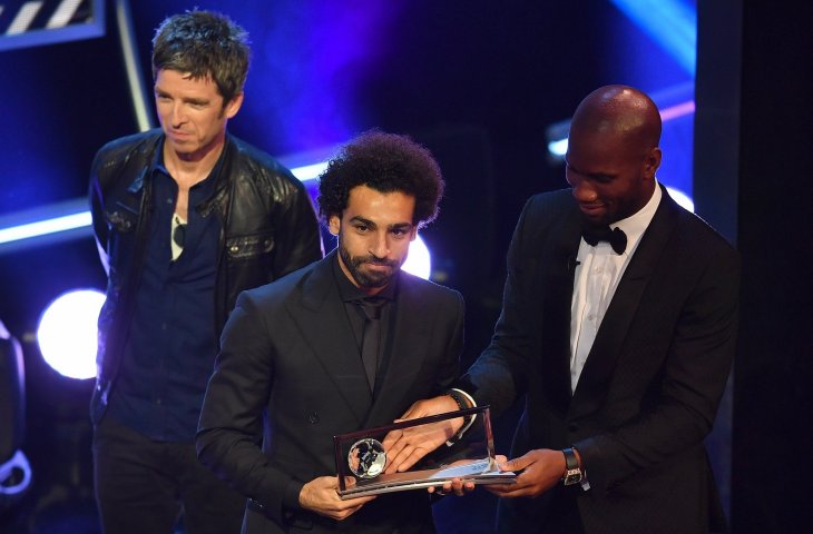 Pemain Liverpool, Mohamed Salah saat menerima trofi Puskas Award 2018 (AFP)