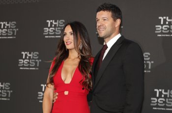 Ballack Fokus Nonton Final Liga Champions di Samping Penari Striptis