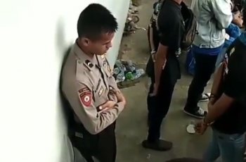 Viral Video Polisi Sholat di GBLA, Sejumlah Netizen Gagal Fokus