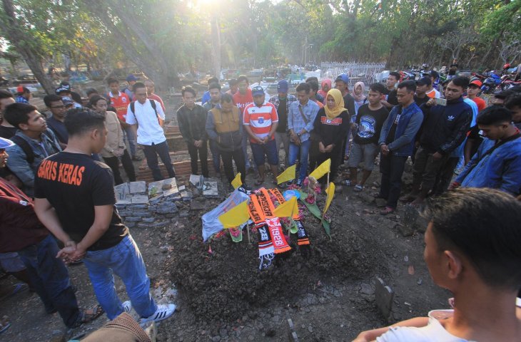 Sejumlah pendukung klub sepak bola Persija, The Jakmania melakukan ziarah ke makam Haringga Sirla di Indramayu, Jawa Barat, Senin (24/9). Haringga meninggal dunia akibat penganiayaan oleh sejumlah oknum pendukung klub sepakbola Persib pada laga lanjutan Liga 1 Minggu (23/9). (ANTARA FOTO/Dedhez Anggara)