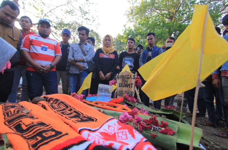 Sejumlah pendukung klub sepak bola Persija, The Jakmania melakukan ziarah ke makam Haringga Sirla di Indramayu, Jawa Barat, Senin (24/9). Haringga meninggal dunia akibat penganiayaan oleh sejumlah oknum pendukung klub sepakbola Persib pada laga lanjutan Liga 1 Minggu (23/9). (ANTARA FOTO/Dedhez Anggara)