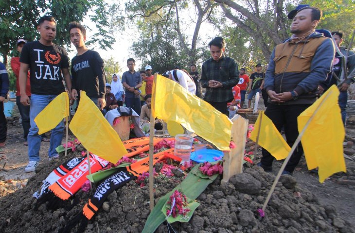 Sejumlah pendukung klub sepak bola Persija, The Jakmania melakukan ziarah ke makam Haringga Sirla di Indramayu, Jawa Barat, Senin (24/9). Haringga meninggal dunia akibat penganiayaan oleh sejumlah oknum pendukung klub sepakbola Persib pada laga lanjutan Liga 1 Minggu (23/9). (ANTARA FOTO/Dedhez Anggara)