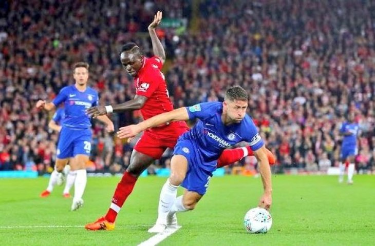 Penyerang Liverpool, Sadio Mane berdeul dengan bek Chelsea, Gary Cahill. (Twitter/@CFC).