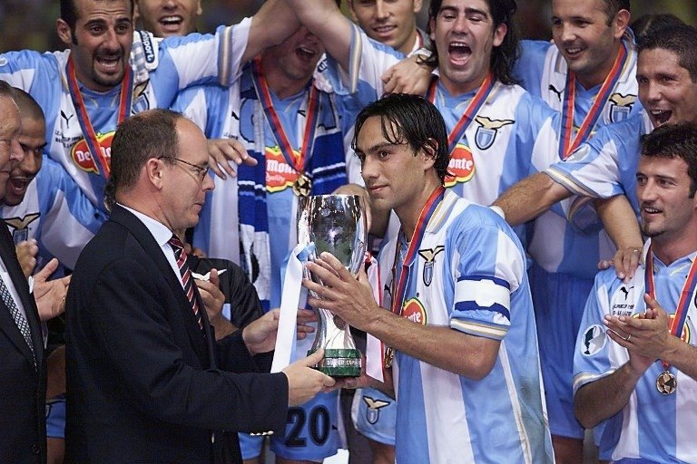 Alessandro Nesta memegang trofi Piala Super UEFA setelah berhasil mengalahkan Manchester pada 27 Agustus 1999 (Pascal Guyot/AFP)