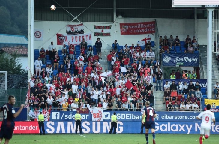 Suporter Sevilla mendukung di kandang lawan, Eibar (dok sevilla)