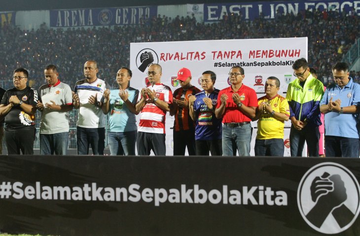 Perwakilan manajemen 18 klub peserta Liga 1 membacakan Ikrar Damai Sepakbola Indonesia di Stadion Kanjuruhan, Malang, Jawa Timur, Sabtu (29/9). Ikrar damai tersebut diharapkan mampu menciptakan suasana kondusif dalam kancah sepakbola nasional. (ANTARA FOTO/Ari Bowo Sucipto)