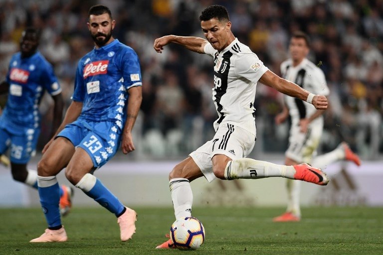 Cristiano Ronaldo menendang bola saat melawan Napoli pada 29 September 2018 (Marco Bertorello/AFP)