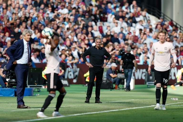 Pelatih Manchester United, Jose Mourinho saat memimpin pertandingan melawan West Ham (Ian Kington/AFP)