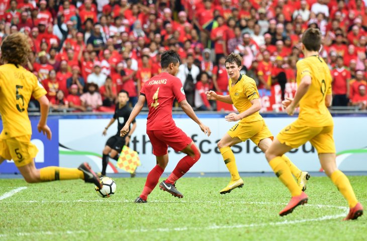 Pemain Timnas Indonesia U-16 Komang Teguh Trisnanda (kedua kiri) berebut bola dengan tiga pesepak bola Australia pada pertandingan perempat final Piala AFC U-16 di Stadion Nasional Bukit Jalil, Malaysia, Senin (1/10). (ANTARA FOTO/HO/AFC)