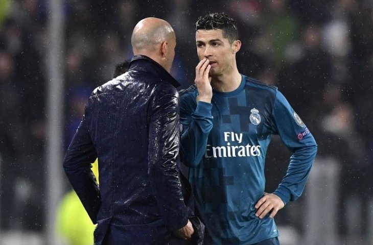 Cristiano Ronaldo dan Zinedine Zidane berbicara saat laga Liga Champions melawan Juventus pada 3 April 2018 (Javier Soriano/AFP)