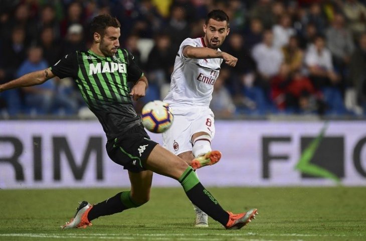 Suso melepaskan tendangan kaki kiri ke gawang Sassuolo pada 30 September 2028 (Miguel Medina/AFP)