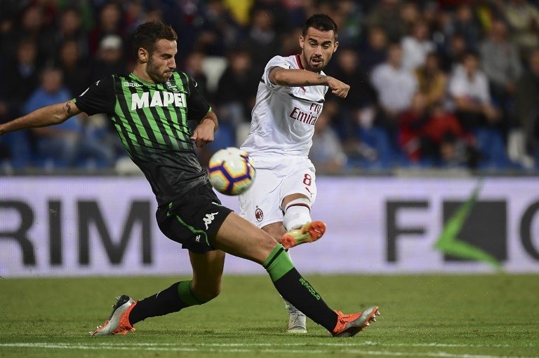 Suso melepaskan tendangan kaki kiri ke gawang Sassuolo pada 30 September 2028 (Miguel Medina/AFP)