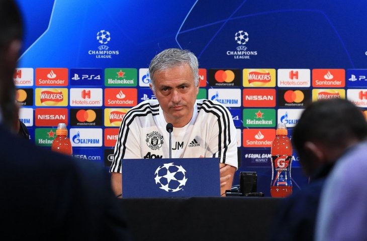 Pelatih Manchester United, Jose Mourinho saat sesi jumpa pers sebelum laga melawan Valencia di babak penyisihan grup H Liga Champions 2018 di Stadion Old Trafford (AFP) 