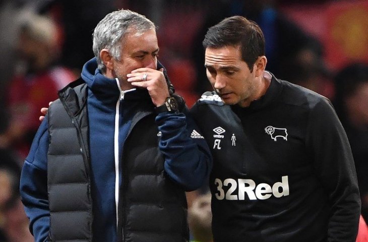 Pelatih Manchester United, Jose Mourinho, berbincang dengan pelatih Derby County, Frank Lampard, pada Piala Liga Inggris di Stadion Old Trafford, Rabu (26/9/2018). Manchester United takluk adu penalti 9-10 (2-2) dari Derby County. (AFP/Paul Ellis)