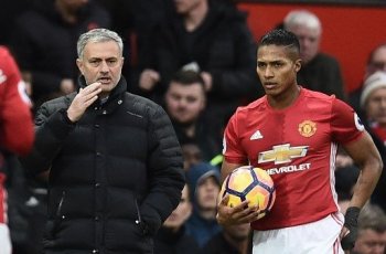 Sukai Seruan Pemecatan Jose Mourinho, Antonio Valencia Minta Maaf