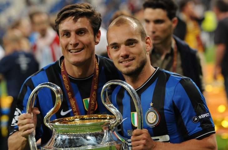 Pemain Inter Milan, Wesley Sneijder (kanan) dan kapten Inter Milan, Javier Zanetti berfoto bersama trofi Liga Champions 2010 (AFP)