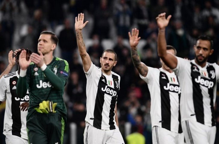 Para pemain Juventus menyapa pendukung usai pertandingan melawan Young Boys Berakhir pada 2 Oktober 2018 (Marco Bertorello/AFP)