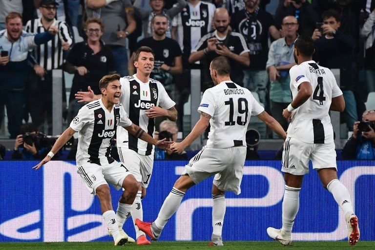 Paulo Dybala merayakan gol bersama rekan satu tim saat  mencetak gol ke gawang Young Boys pada 2 Oktober 2018 (Miguel Medina/AFP)