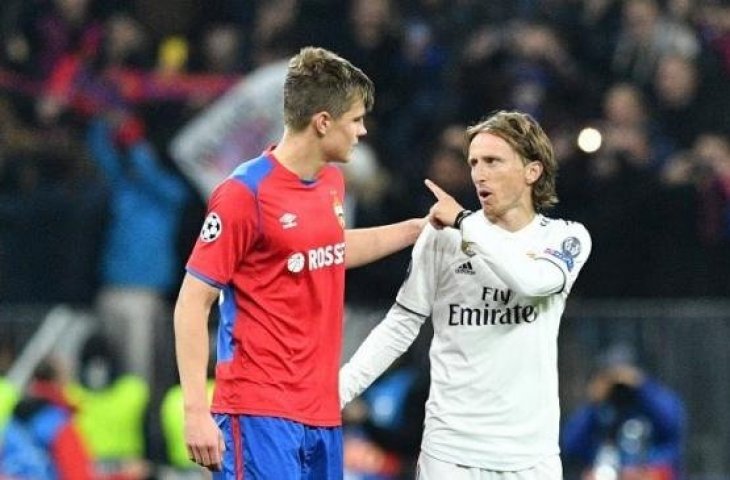 Gelandang andalan Real Madrid, Luka Modric (kanan) tampak berdebat dengan salah seorang pemain CSKA Moskow pada laga matchday 2 Grup G Liga Champions 2018/2019 di Luzhniki Stadium, Kamis (3/10/2018) dini hari WIB. [Mladen ANTONOV / AFP]