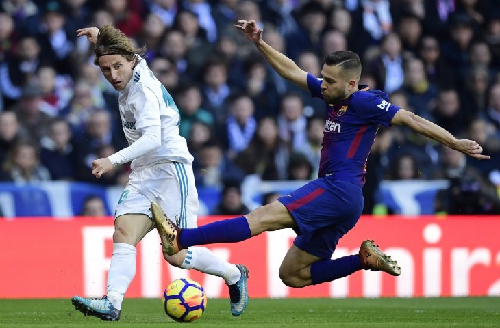 Pemain Barcelona Jordi Alba menekel pemain Real Madrid, Luka Modric (AFP)