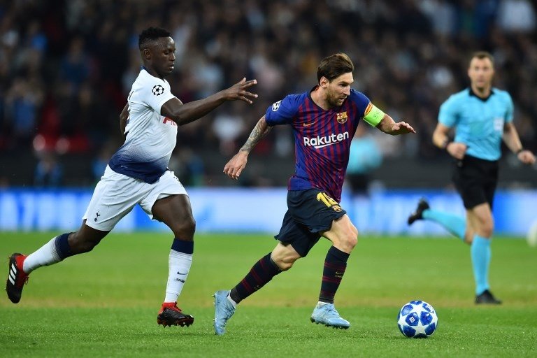 Lionel Messi berlari menghindari kejaran bek Tottenham Hotspur, Victor Wanyama saat pertemuan di Liga Champions pada 3 Oktober 2018 (Glyn Kirk/AFP)