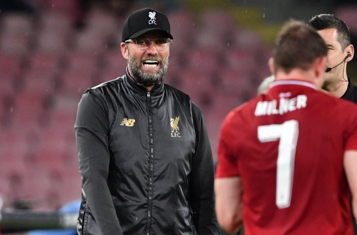 Pelatih Liverpool, Jurgen Klopp memberikan instruksi kepada James Milner saat melawan Napoli di pekan kedua Liga Champions di Stadion San Paolo, Naples (04/10/2018) AFP)