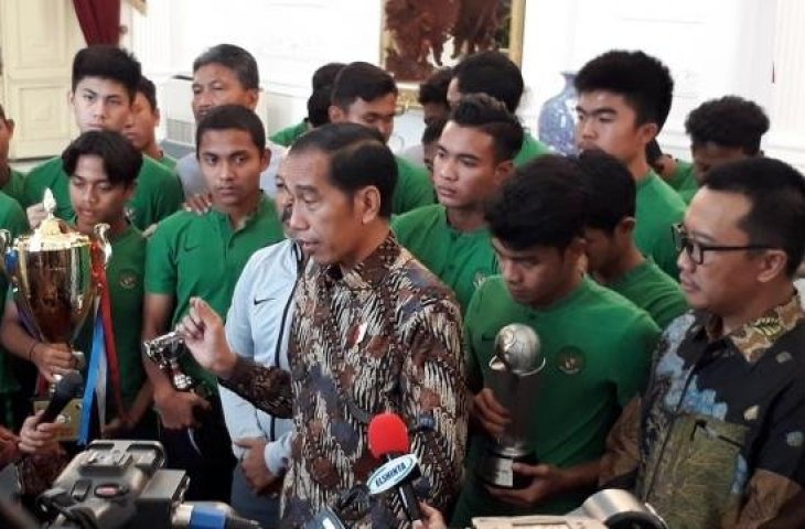 Presiden Joko Widodo (Jokowi) menerima pemain dan ofisial timnas Indonesia U-16 di Istana Merdeka, Jakarta Pusat, Kamis (4/10/2018). [Suara.com / Dwi Bowo Raharjo]