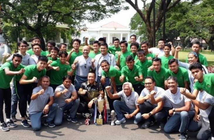 Menteri Pemuda dan Olahraga (Menpora) Imam Nahrawi foto bersama pemain serta ofisial timnas Indonesia U-16 di Istana Merdeka, Jakarta Pusat, Kamis (4/10/2018). [Suara.com / Dwi Bowo Raharjo]