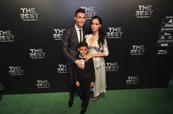 Cristiano Ronaldo bersama Georgina Rodriguez dan Cristiano Ronaldo Jr. menghadiri gala penghargaan FIFA pada 23 Oktober 2017 (Glyn Kirk/AFP)