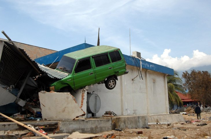 Satu unit mobil yang tersangkut di salah satu gedung akibat gempa dan tsunami, Jumat (28/9), tampak di kawasan Pantai Talise, Palu, Sulawesi Tengah, Kamis (4/10). Pantai Talise merupakan salah satu tempat wisata yang terkena dampak gempa bumi dan tsunami. (ANTARA FOTO/Abriawan Abhe)