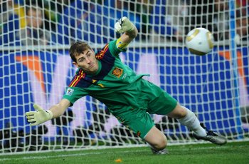 Tinggalkan Rumah Sakit, Iker Casillas Isyaratkan Pensiun?