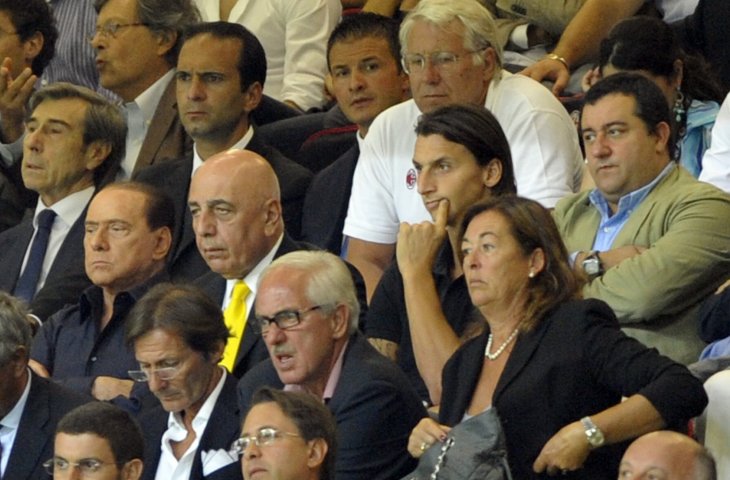 Presiden AC Milan, Silvio Berlusconi (L) dan direktur AC Milan, Adriano Galliani (2nd L) bersama pemain AC Milan, Zlatan Ibrahimovic (2nd R) dan agen Mino Raiola menyaksikan laga Serie A antara AC Milan vs Lecce di Stadion San Siro Stadium (29/9/2010) (AFP)