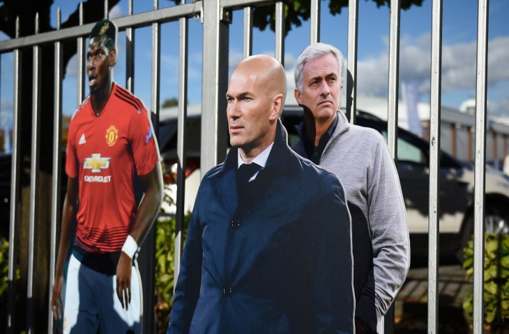 Papan Bergambar Pemain Manchester United, Paul Pogba (kiri), Pelatih Manchester United, Jose Mourinho, dan Pelatih Zinedine Zidane di Stadion Old Trafford saat pertandingan Manchester United vs Newcastle (6/10/2018) (AFP)