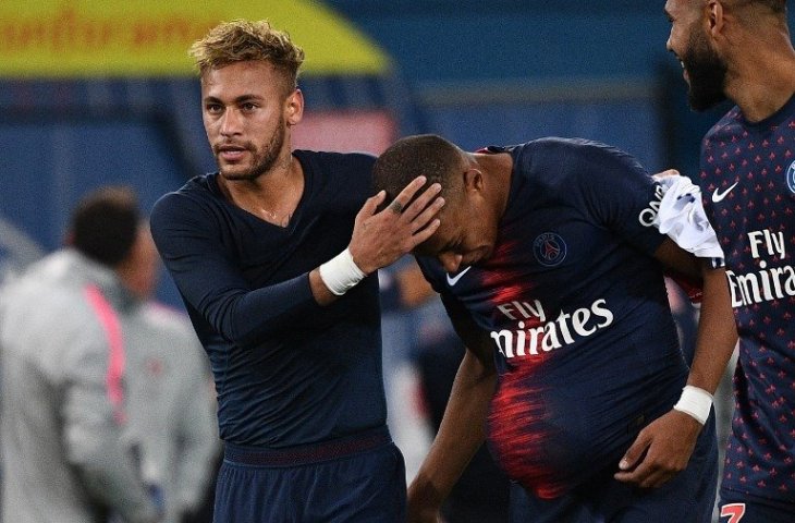 Neymar dan Kylian Mbappe merayakan kemenangan usai mengalahkan Lyon pada 7 Oktober 2018 (Franck Fife/AFP)