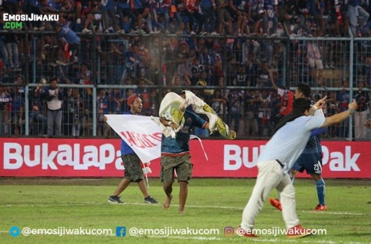 Aremania merobek bendera Persebaya Surabaya (EmosiJiwaku.com)