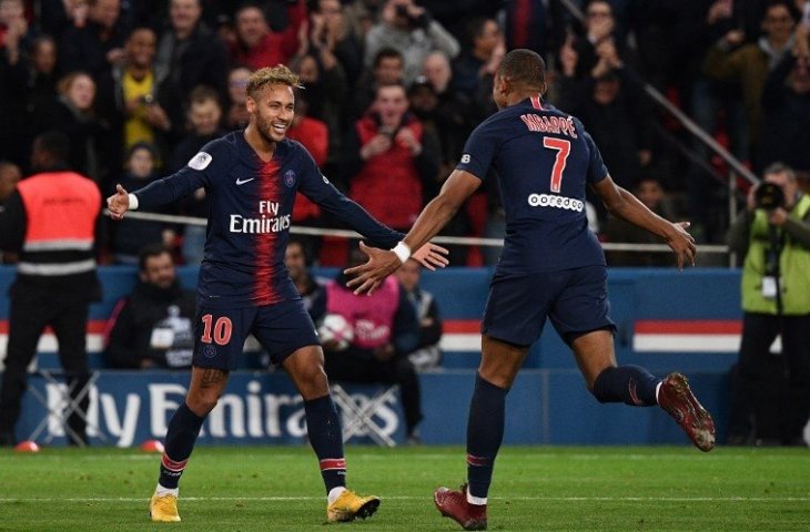 Pemain depan Prancis Paris Saint-Germain, Kylian Mbappe (kanan) dan  Neymar (kiri) merayakan setelah gol selama pertandingan di Ligue 1 antara Paris Saint-Germain (PSG) dan Olympique de Lyon (OL) pada 7 Oktober, 2018 di stadion Parc des Princes di Paris. (Franck Fife/AFP).