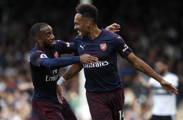 Pemain Arsenal, Alexandre Lacazette dan Pierre-Emerick Aubameyang merayakan gol ke gawang Fulham (AFP)