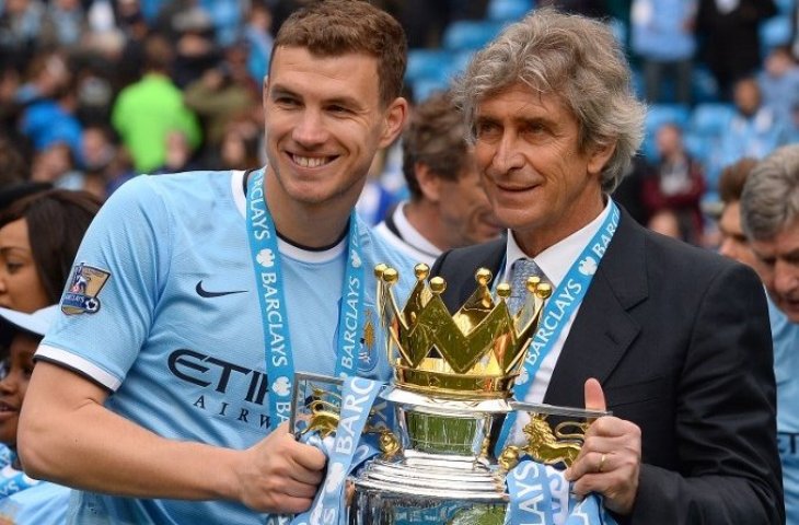 Edin Dzeko saat merayakan trofi Liga Primer Inggris musim 2013/2014. (Andrew Yates/AFP).