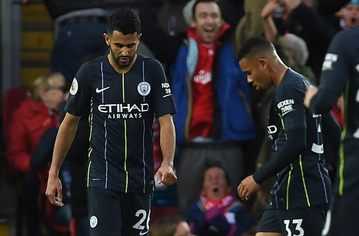 Pemain Manchester City, Riyad Mahrez dan Gabriel Jesus tertunduk lesu usai Mahrez gagal mencetak gol penalti ke gawang Liverpool (AFP)