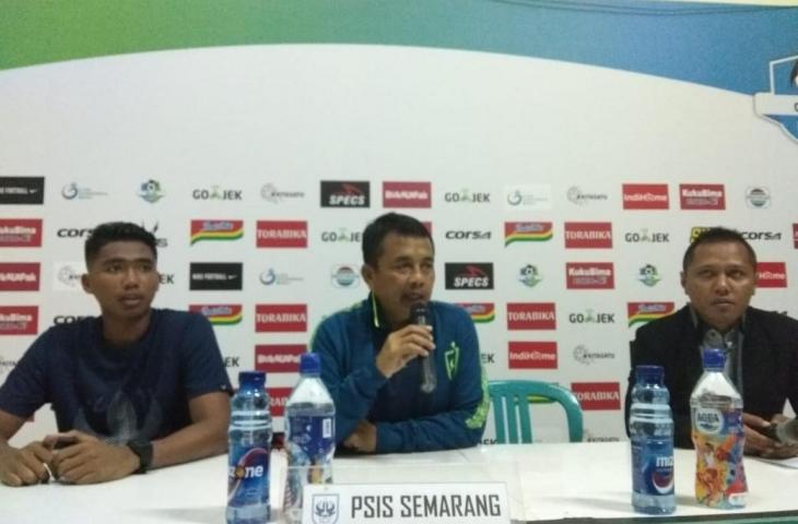 Pelatih PSIS Semarang Jafri Sastra diapit bek Muhammad Rio Saputro dan Media Officer Rian saat konferensi pers usai pertandingan lawan Barito Putera, Sabtu (13/10/2018). [Irwan Febri Rialdi/www.mxkc.sbs]