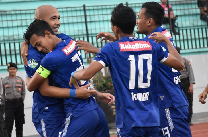 Pemain PSIS Semarang Hari Nur Yulianto (kedua kiri) memeluk rekannya Bruno Silva usai membobol gawang Barito Putera dalam pertandingan lanjutan Liga 1 Indonesia di Stadion Moch Soebroto, Magelang, Jawa Tengah, Sabtu (13/10). PSIS menang atas Barito Putera dengan skor 1-0 melalui gol tunggal Hari Nur Yulianto. (ANTARA FOTO/Aditya Pradana Putra)